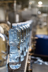 Nahaufnahme einer Reihe von Wasserflaschen in einer Fabrik - CAVF50507