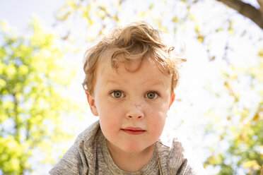 Nahaufnahme Porträt eines niedlichen Jungen im Park - CAVF50572