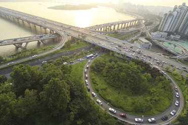 Luftaufnahme von Autos auf der Mapo-Brücke über den Han-Fluss bei Sonnenuntergang - CAVF50583