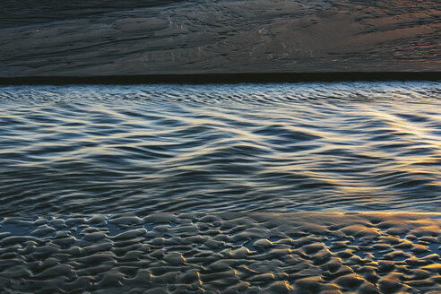 Sonnenlicht, das sich in kleinen Wellen auf der Meeresoberfläche spiegelt. - MINF09082
