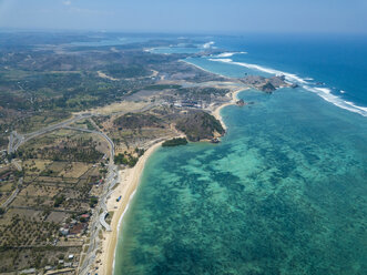 Indonesien, Lombok, Kuta, Luftaufnahme des Strandes - KNTF02175