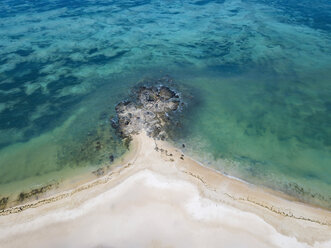 Indonesien, Lombok, Kuta, Luftaufnahme des Strandes - KNTF02178