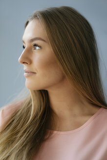 Porträt einer jungen Frau mit Blick nach oben - KNSF05001