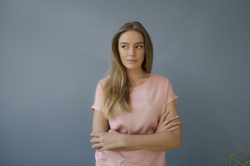 Porträt einer jungen Frau mit rosa T-Shirt - KNSF05014