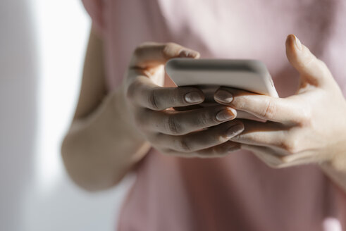 Hände einer jungen Frau bei einer SMS, Nahaufnahme - KNSF05031