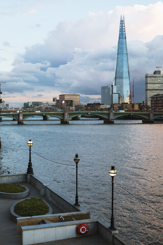Vereinigtes Königreich, England, London, Stadtansicht, Themse, The Shard am Abend, lizenzfreies Stockfoto