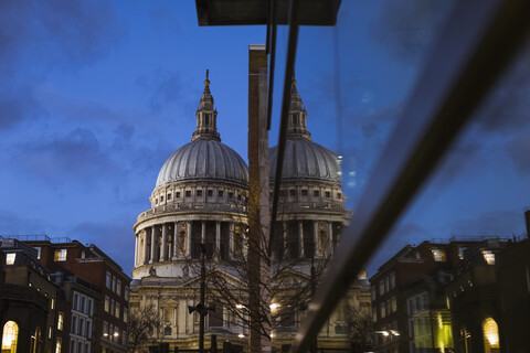 Vereinigtes Königreich, England, London, St Paul's Cathedral zur blauen Stunde, lizenzfreies Stockfoto