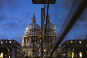 Vereinigtes Königreich, England, London, St Paul's Cathedral zur blauen Stunde - MAUF01733