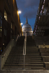 Vereinigtes Königreich, England, London, St. Paul's Cathedral und Stufen zur blauen Stunde - MAUF01734