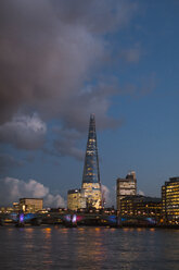 Vereinigtes Königreich, England, London, Stadtansicht, Themse, The Shard zur blauen Stunde - MAUF01735