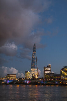 Vereinigtes Königreich, England, London, Stadtansicht, Themse, The Shard zur blauen Stunde - MAUF01735