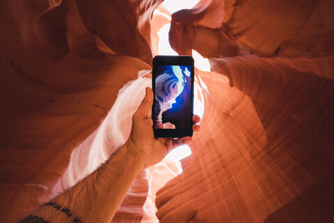 USA, Arizona, Tourist im Lower Antelope Canyon, Foto mit Smartphone, lizenzfreies Stockfoto