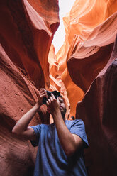 USA, Arizona, Lower Antelope Canyon, tourist photographing - KKAF02556