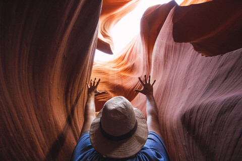 USA, Arizona, Tourist im unteren Antilope Canyon, lizenzfreies Stockfoto