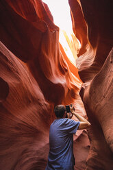 USA, Arizona, Lower Antilope Canyon, tourist photographing - KKAF02566