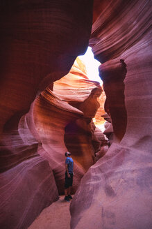 USA, Arizona, Tourist im unteren Antilope Canyon - KKAF02572