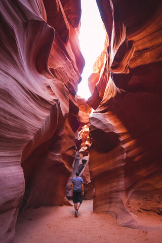 USA, Arizona, Tourist im unteren Antelope Canyon, lizenzfreies Stockfoto