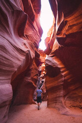 USA, Arizona, Tourist im unteren Antelope Canyon - KKAF02573