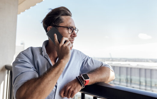 UK, London, Mann am Telefon auf einer Dachterrasse - MGOF03814