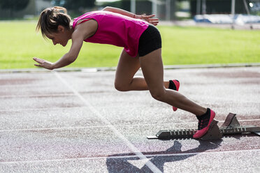 Teenage runner training start on race track - GIOF04770