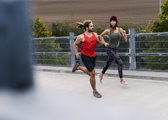 Junges Paar beim Joggen am Morgen - UUF15576