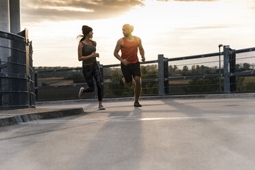 Junges Paar beim Joggen am Morgen - UUF15578