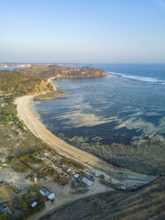 Indonesien, Lombok, Luftaufnahme des Strandes - KNTF02186