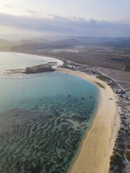 Indonesien, Lombok, Luftaufnahme des Strandes - KNTF02187