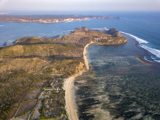 Indonesien, Lombok, Luftaufnahme des Strandes - KNTF02190