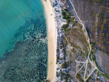 Indonesien, Lombok, Luftaufnahme des Strandes - KNTF02191