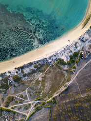 Indonesien, Lombok, Luftaufnahme des Strandes - KNTF02192