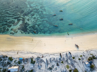 Indonesien, Lombok, Luftaufnahme des Strandes - KNTF02194