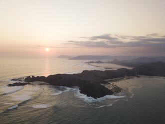 Indonesien, Lombok, Luftaufnahme der Insel bei Sonnenaufgang - KNTF02201