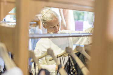 Senior woman shopping for clothes in a boutique - VGF00019