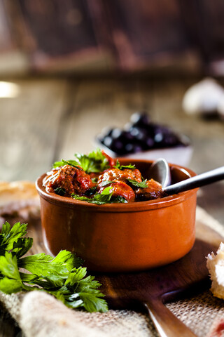 Spanische Albondingas, Fleischbällchen in würziger Tomatensauce, lizenzfreies Stockfoto