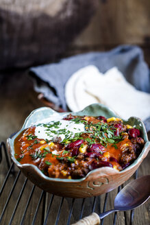 Chili con Carne mit Kidneybohnen und Mais, saure Sahne, Petersilie, Tortillabrot - SBDF03783