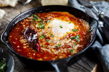 Eier im Fegefeuer, Eier, gebacken in sehr würziger Tomatensauce, bestreut mit Petersilie und Parmesan - SBDF03785