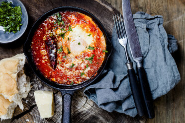 Eier im Fegefeuer, Eier, gebacken in sehr würziger Tomatensauce, bestreut mit Petersilie und Parmesan - SBDF03788