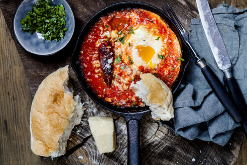 Eier im Fegefeuer, Eier, gebacken in sehr würziger Tomatensauce, bestreut mit Petersilie und Parmesan - SBDF03789