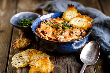 Lasagne-Suppe, dekonstruierte Lasagne als Suppe serviert, mit Parmesan-Chips - SBDF03792