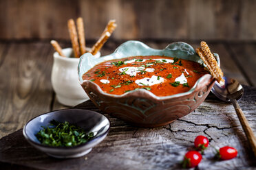 Tomatensuppe mit saurer Sahne und Sesamstangen - SBDF03798