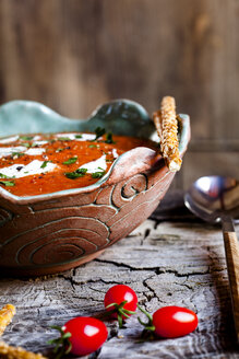 Tomatensuppe mit saurer Sahne und Sesamstangen - SBDF03799