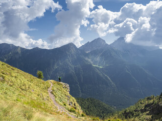 Italien, Lombardei, Valle di Scalve, Wanderer auf Wanderweg, Berg Camino - LAF02107