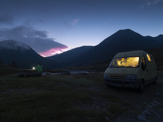 Italien, Lombardei, Laghetto Vivione, Wohnmobil bei Nacht - LAF02110