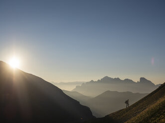 Italien, Lombardei, Bergamasker Alpen, Wanderer auf dem Weg vom Lago di Valbona, Cima Bagozza und Monte Camino - LAF02113