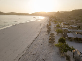 Indonesien, Lombok, Luftaufnahme des Strandes Tanjung Aan bei Sonnenaufgang - KNTF02204