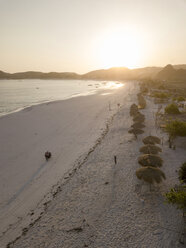 Indonesien, Lombok, Luftaufnahme des Strandes Tanjung Aan bei Sonnenaufgang - KNTF02205