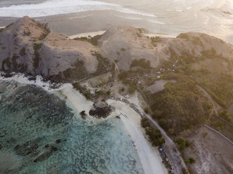 Indonesien, Lombok, Luftaufnahme des Strandes Tanjung Aan - KNTF02207