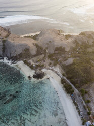 Indonesien, Lombok, Luftaufnahme des Strandes Tanjung Aan - KNTF02208