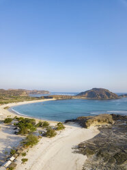 Indonesien, Lombok, Luftaufnahme des Strandes Tanjung Aan - KNTF02209